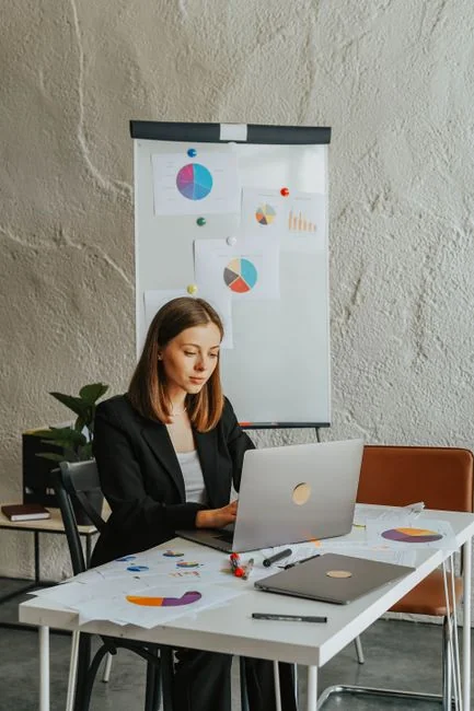 Page Facebook d’un réseau social d’entrepreneurs sur ordinateur et mobile.